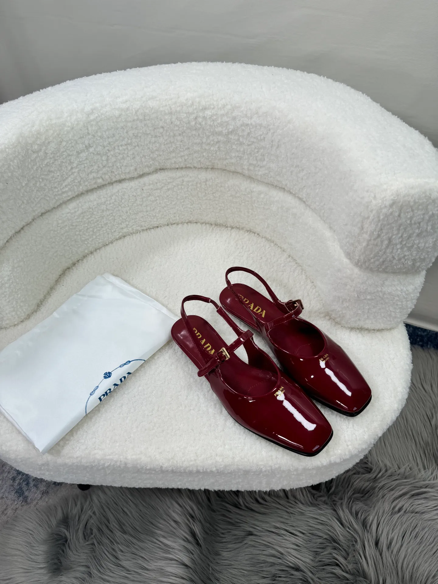 👟👟Ex-factory price 460👟👟Prada top version 🌸2025 launches Prada back-slip shoes, a must-have item for women 🆚😍😍😍——————😍😍😍🆚 💥PRADA's early spring T-stage catwalk show is the same style as "Dreams Never Sleep". Prada can use it on important occasions. The fresh style has a bit of nobility and is perfect on the feet. 💃💃 Wear this shoe with it. It is elegant and crystal clear, regardless of various accessories. The materials are all exclusively customized one-to-one and must be zero-distance from the original. The entire series is full of exciting and unexpected combinations of elements. The expression of different materials and textures of fabrics has a strong artistic flavor, allowing you to appreciate the ever-changing style of Prada girls. Bulling Bulling’s classic + candy color 🍬 paired with a creative letter logo! An eye-catching design! So feminine! Wear it and you will be the most beautiful girl in this gai! 😍😍😍 1⃣ Upper: imported patent leather cowhide 2⃣ Lining: imported mixed sheepskin 3⃣ Outsole: Italian genuine leather outsole 4⃣ Size: 35-40 (41 can be customized)
